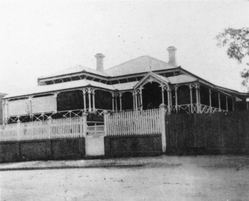 This is an image of ‘Interior views of Dalveen, on the corner of Annie and Kingsholme Streets, New Farm, 1922 - Front View of Residence’, viewed from the intersection of Kingsholme and Annie streets, New Farm, looking west.