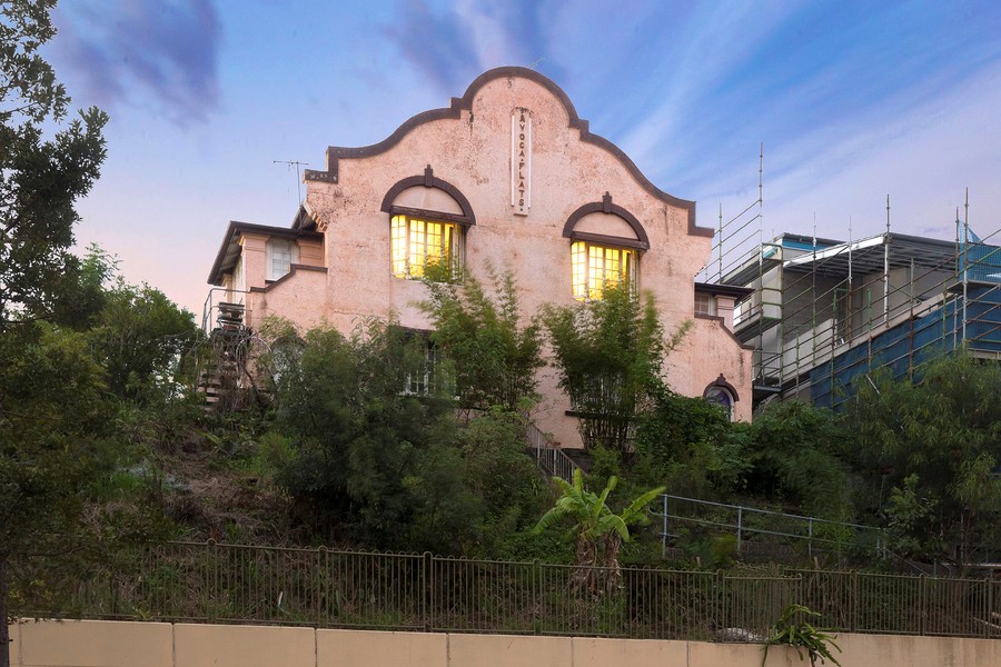 This is an image of the Heritage Place known as the Avoca Flats located at 18-20 Breakfast Creek Road in Bowen Hills