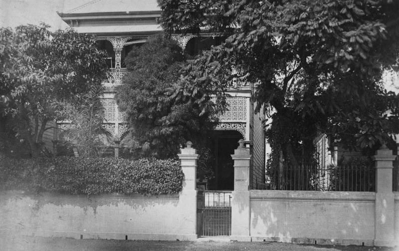 This is an image of ‘Sorrento, a South Brisbane residence in Edmondstone Street, ca. 1917’, viewed from Edmondstone Street, South Brisbane, looking south-west.